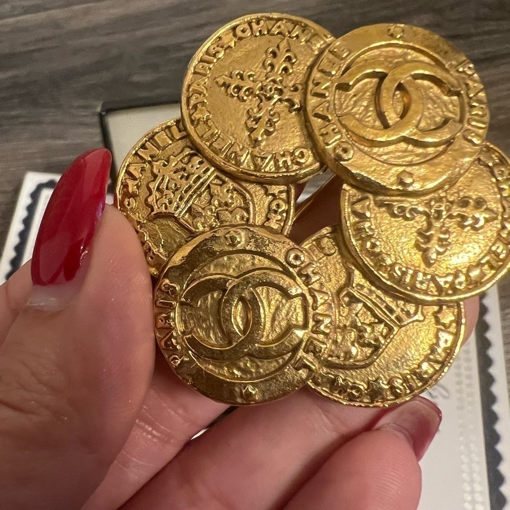 RARE! Chanel Vintage CC Medallion Brooch - Picture 3 of 7